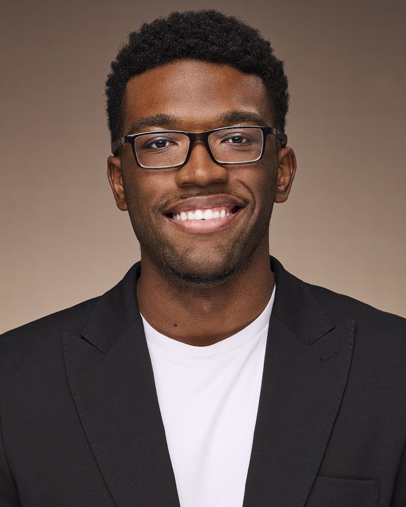 studio-business-headshot-of-a-black-man-in-Los-Angeles-r42uipeyz48g590yz1bhrtos4flfu3q2tuzohhy7f4